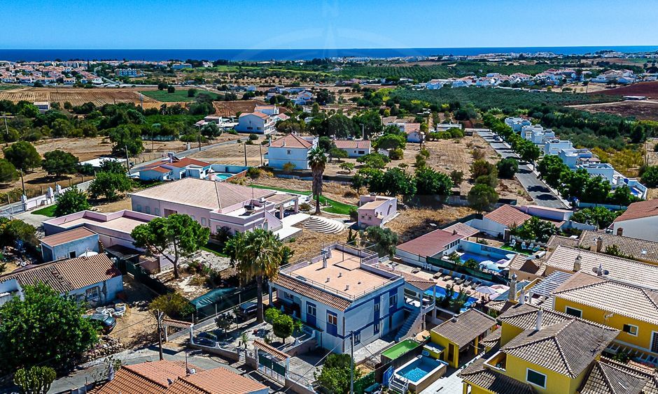 How Currency and Borrowing Costs Shape Eastern Algarve Buying Power in 2026