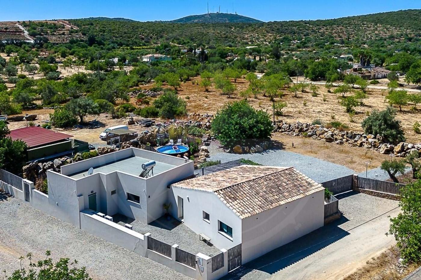 Exclusive and modern countryside Quinta on large plot, minutes from Moncarapacho