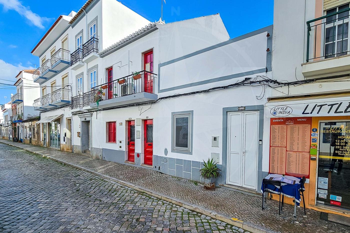 Tavira centre 3 bedroom townhouse with large sun terraces