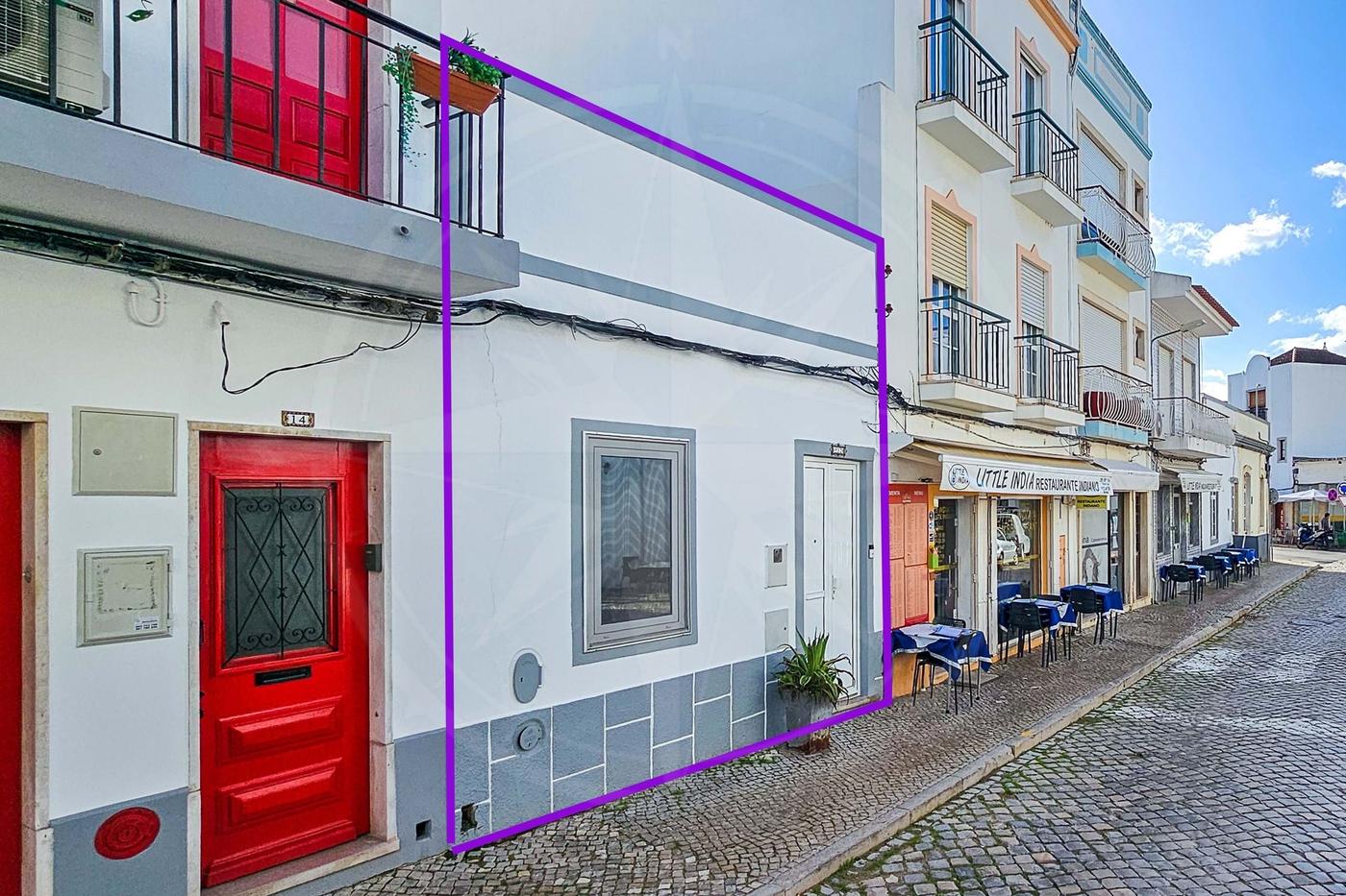 Tavira centre 3 bedroom townhouse with large sun terraces